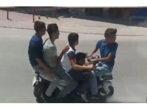 Şarjlı bisiklete 5 kişi binip ters yönde gittiler