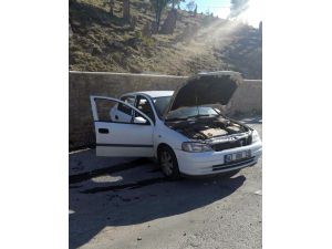 Freni boşalan otomobil duvara çarptı: 2 yaralı