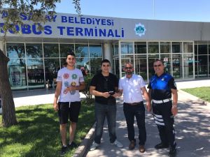 Terminalde bulduğu para dolu cüzdanı sahibine teslim etti