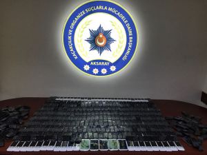 Otomobilin yakıt deposundan 500 adet kaçak telefon çıktı