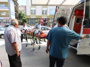 Kiremit değiştirirken çatıdan düşen usta yaralandı