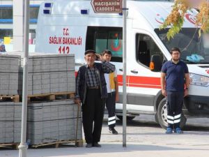 Eli bastonlu yaşlı adamın İstiklal Marşı duyarlılığı takdir topladı