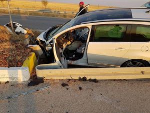 Kulu’da otomobil refüje çarptı: 1 yaralı