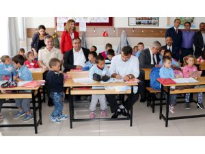 Minik öğrencilerle aynı sıraları paylaşıp ders dinlediler