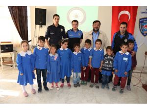 Aksaray emniyetinden 100 çocuğa kıyafet ve kırtasiye yardımı