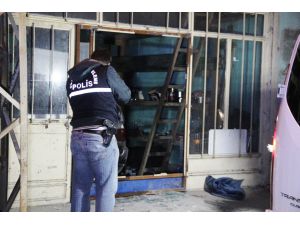 Oğlu İle Kavga Eden Kiracıları Cipini Kundakladı