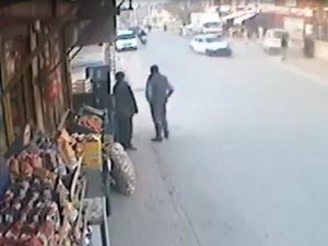 Kaldırımda Bekleyen Vatandaşlar Ölümden Kıl Payı Kurtuldu
