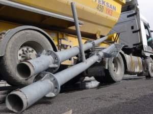 Damperi Açılan Kamyon MOBESE Direğini Yıktı