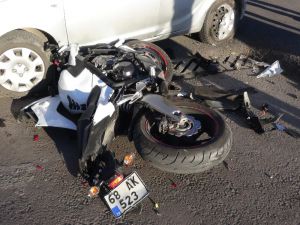 Otomobille Çarpışan Motosikletin Sürücüsü Ağır Yaralandı