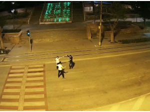 3 kişinin yolun ortasındaki tehlikeli oyunu kamerada