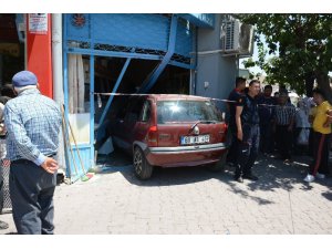 Kaza yapan otomobil terzi dükkanına girdi: 1 yaralı