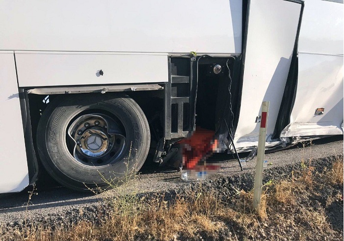 Tur otobüsü bariyerlere çarptı: 5 yaralı