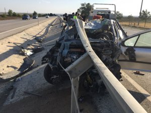 Konya’da otomobil bariyerlere çarptı: 5 yaralı