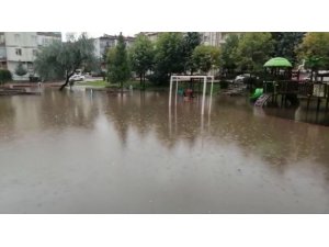 Aksaray’da şiddetli yağış hayatı felç etti