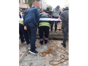 Çukura düşen engelliyi itfaiye kurtardı