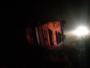 Saman balyası yüklü tır devrildi: 2 yaralı