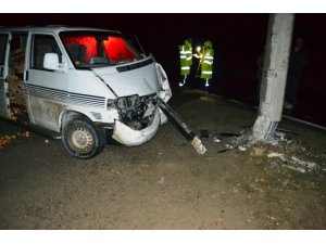 Minibüs elektik direğine çarptı: 2 yaralı