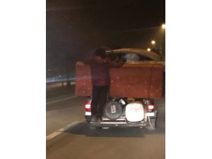 Eşya yüklü kamyonette tehlikeli yolculuk
