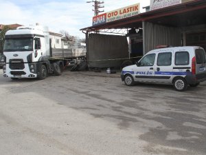 Tamir ettiği kamyon lastiği patlayınca yaralandı