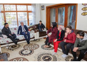 İsveç’ten gelen yardım tırındaki malzemeler engellilere dağıtılmaya başlandı
