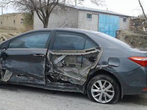 Seyir halinde kendini vurdu, otomobili kaymakamın aracına çarptı