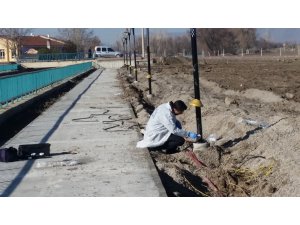 Hırsızlar aydınlatma direklerindeki 45 bin liralık elektrik kablolarını çaldı