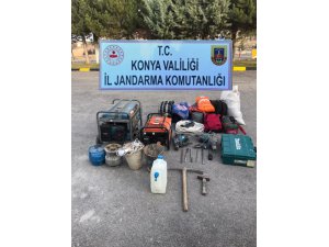 Kaçak kazı yaparken jandarmaya yakalandılar