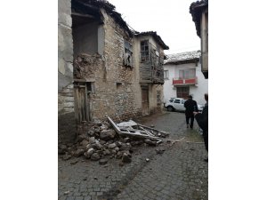 Beyşehir’de tescilli yapının dış cephe duvarı yola çöktü