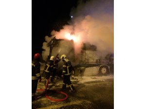 Aksaray’da sunta yüklü tır alev alev yandı