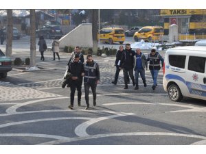 Polisten kaçan araçta 8 adet tabanca bulundu