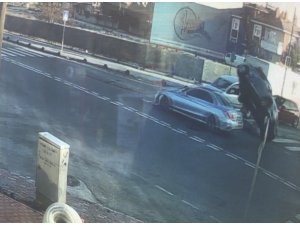 Seyir halindeki araca çarpıp devrilen otomobil kamerada