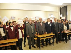 Rektör Şahin, öğrencilerin karne heyecanına ortak oldu