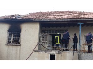 Müstakil evde çıkan yangında eşyalar kullanılamaz hale geldi