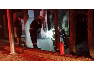 Patlayan trafo mahalleyi elektriksiz bıraktı