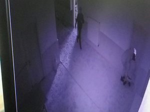 Yardım kumbarasını çalan çocuklar kamerada