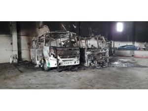 Belediye garajında yangın çıktı, 2 minibüs yandı
