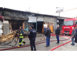 Elektrik kontağından çıkan yangında 2 iş yeri ve 1 depo zarar gördü