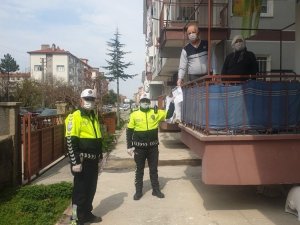 Evden çıkamayan çift, bağışlarını polise yaptırdı