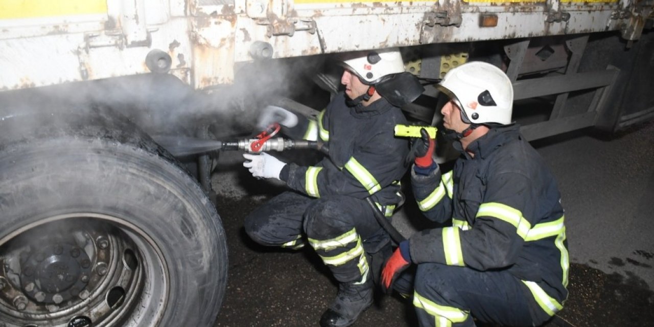 Aksaray’da tırın dorsesinde çıkan yangın paniğe neden oldu