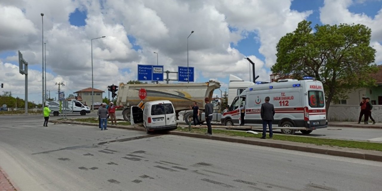 Sultanhanı'nda Kamyonet İle Tır Çarpıştı: 2 Yaralı
