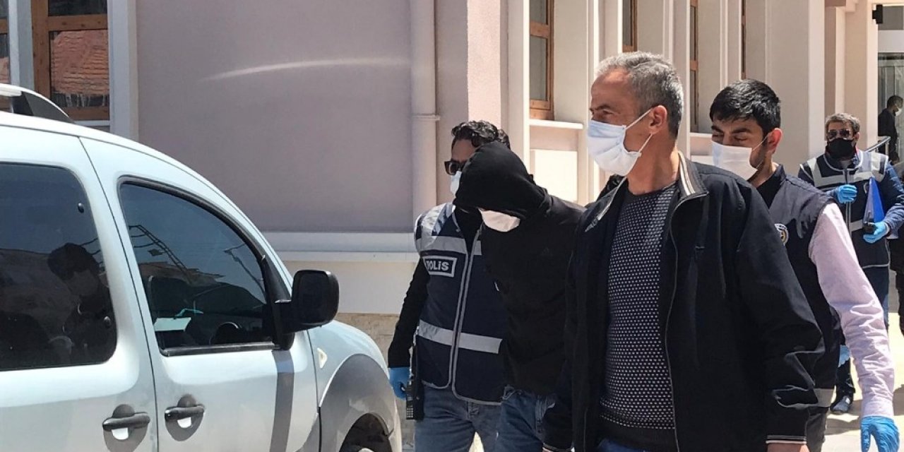 Duvarını deldikleri kuyumcudan 200 bin liralık altın çalan şüpheliler tutuklandı