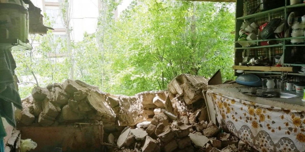 Yabancı uyruklu ailenin kaldığı evin duvarı yıkıldı