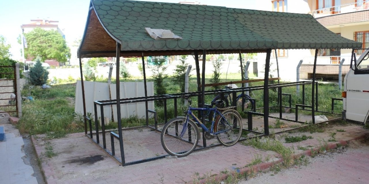 Gece vakti motosiklet hırsızlığı kamerada