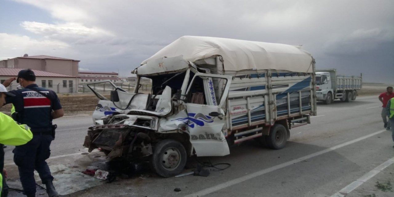 Kamyonet tıra arkadan çarptı: 1 ölü, 1 yaralı