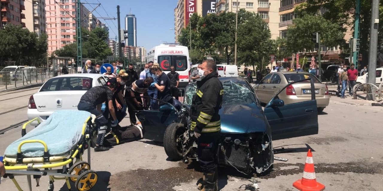 Konya’da iki otomobil çarpıştı: 3 yaralı