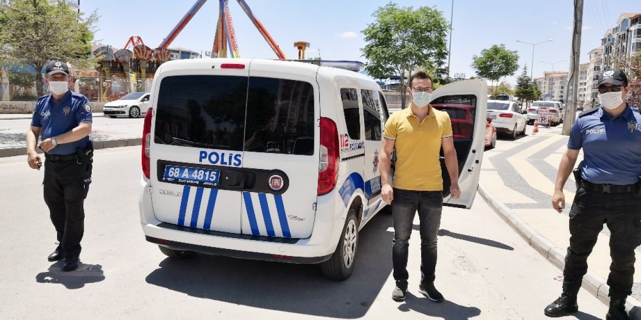 Emanet bıraktığı cüzdanında kimliğini unutan öğrenciyi sınava 2 dakika kala polis yetiştirdi