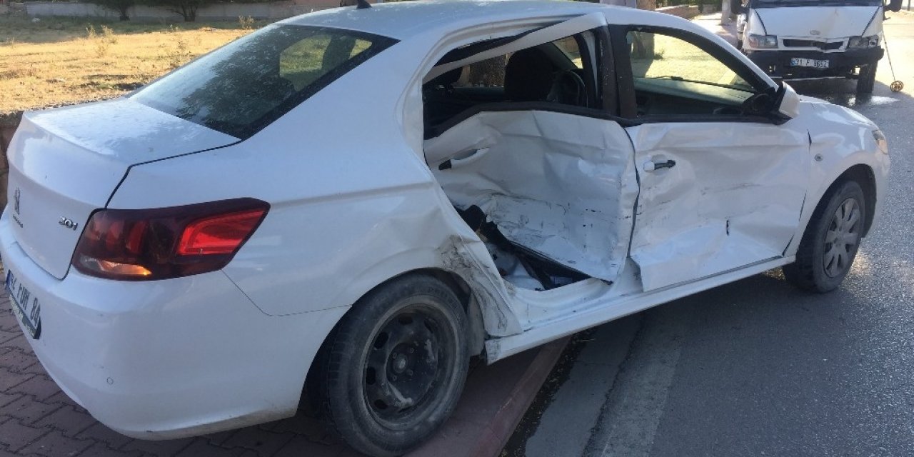 Kulu’da minibüsle otomobil çarpıştı