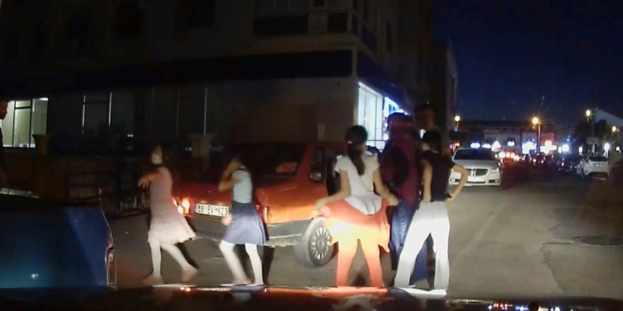 Korona virüsü yok saydılar, 5 kişilik otomobilden 10 kişi çıktı