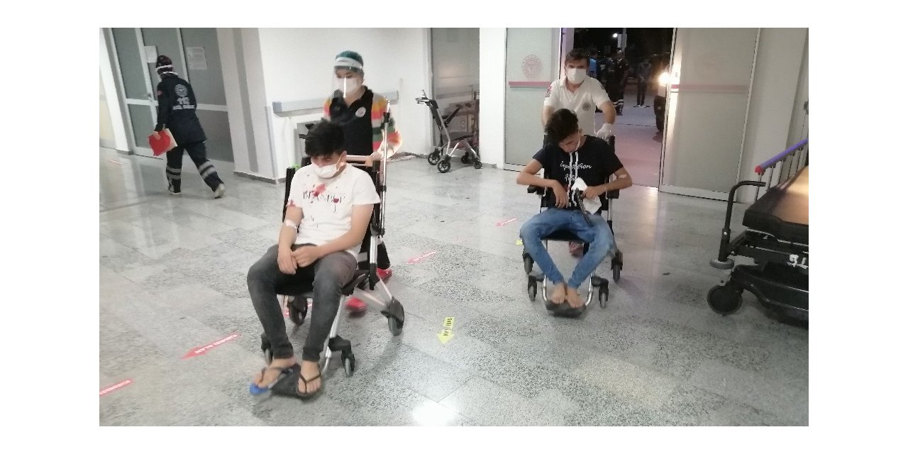 Gençlerin kavgası kanlı bitti: 3 yaralı