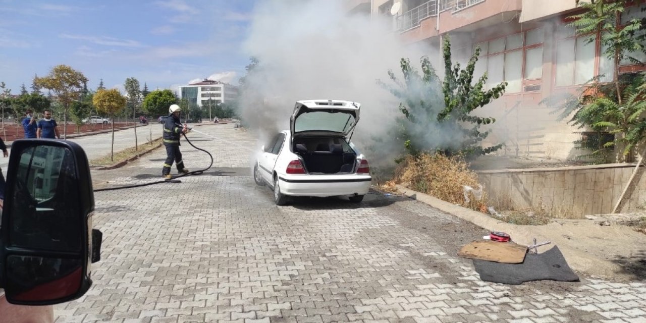 Park halindeki otomobilde yangın